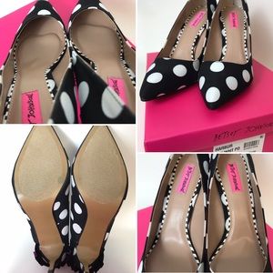 betsey johnson harbur pump